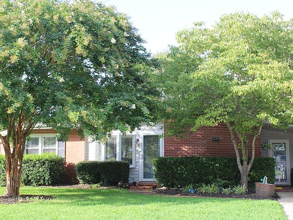 2nd image of 824 Seward Ln