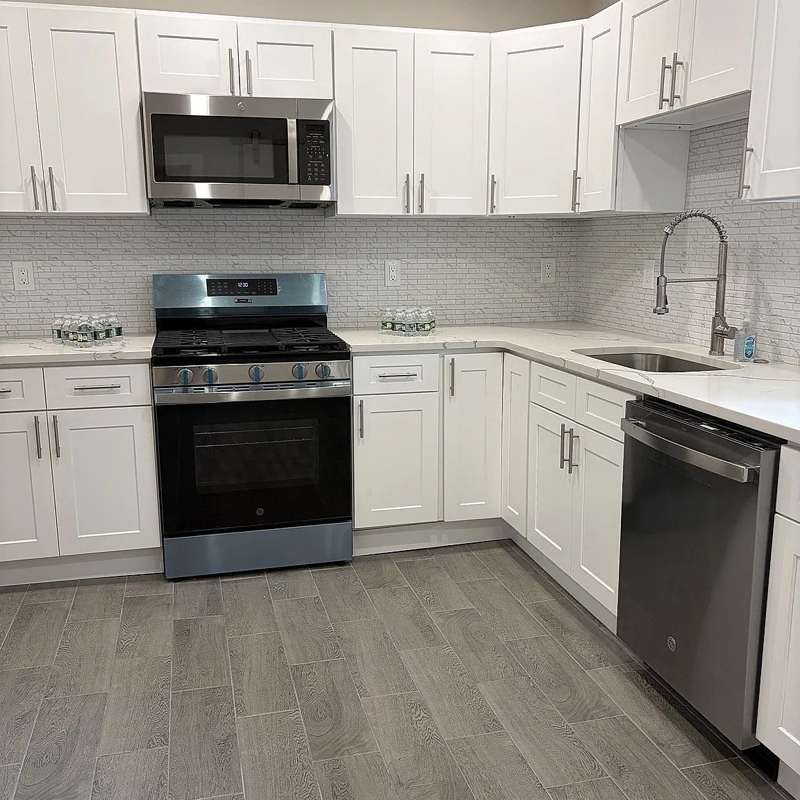 3 bed, 2.0 bath, 1000 sqft, $3,200 — Photo 1