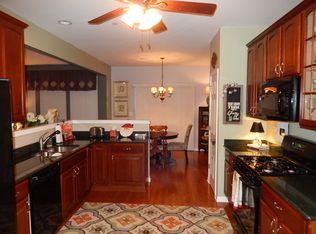 950 Elizabeth Dr, Streamwood, IL 60107