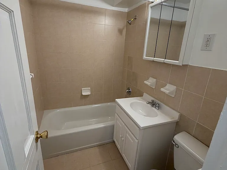 2112 Starling Ave #1F — Photo 6