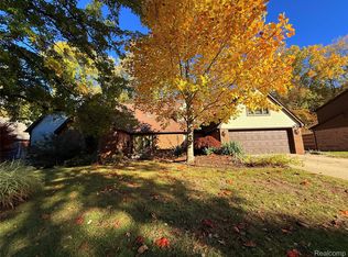 19939 S Riverhill Dr, Clinton Township, MI 48036
