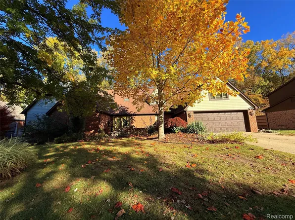 19939 S Riverhill Dr, Clinton Township, MI 48036