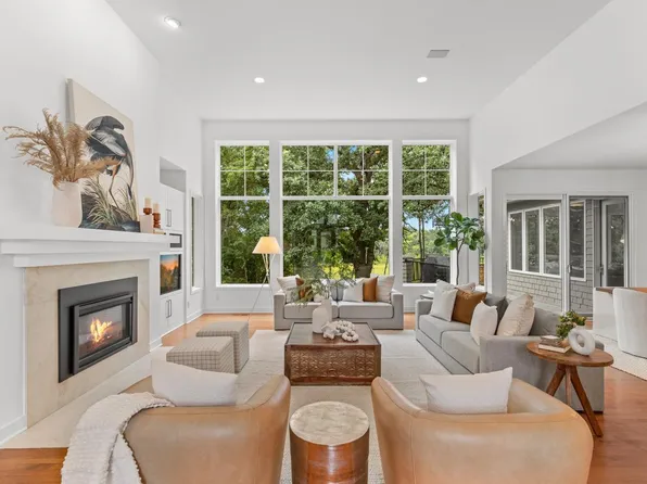 8692 Wynstone Pass, Eden Prairie, MN 55347