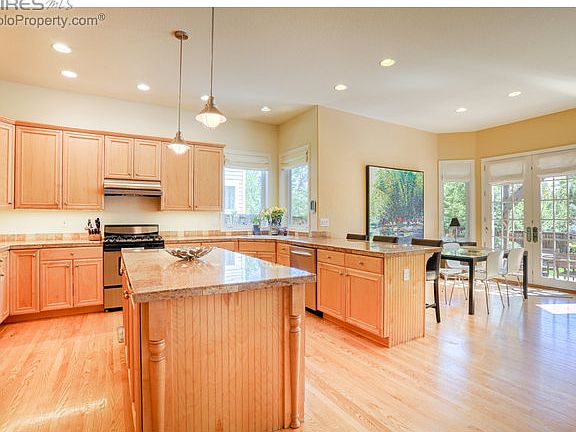 Eat-in kitchen