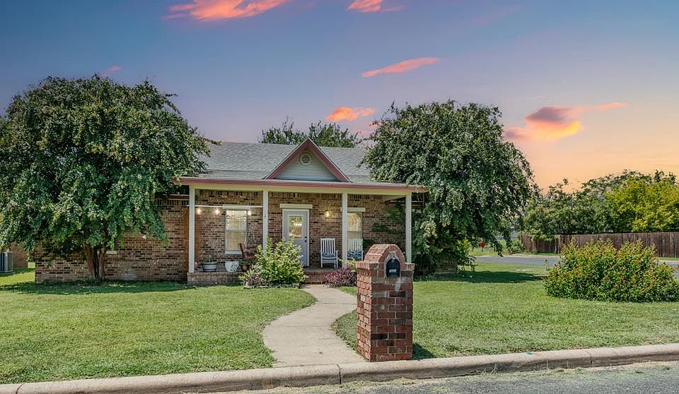 1st image of 702 Dawn Ln