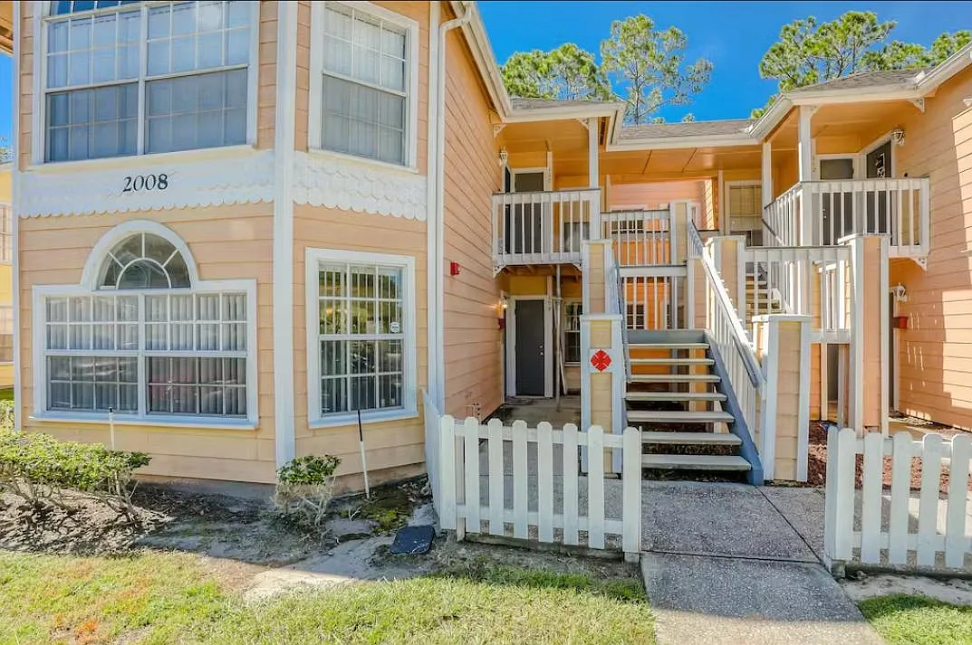 3 bed, 1350 sqft, $2,400 — Photo 1