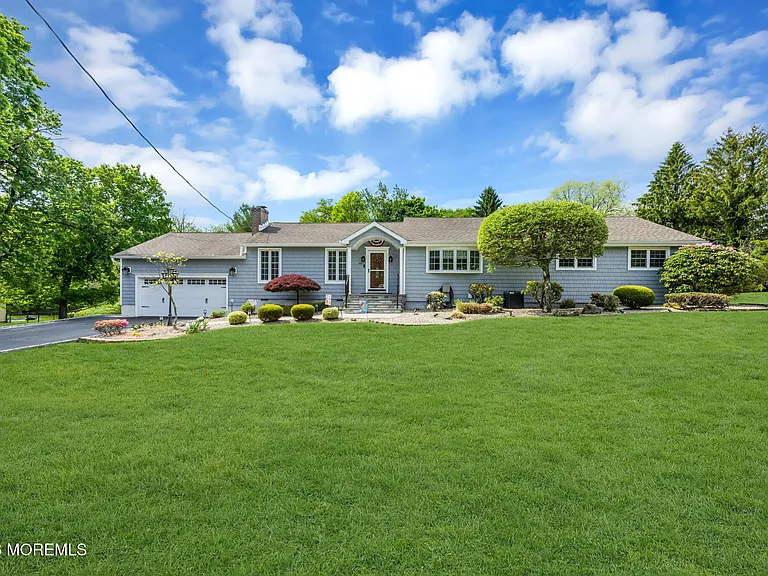 60 Farrell Dr — Photo 4