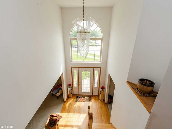 2nd image of 2058 Camelot Ln