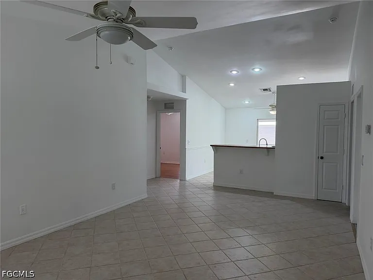 1424 NE 13th Pl — Photo 4