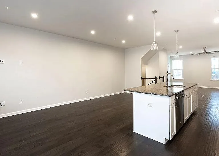 602 Holywell Dr — Photo 6