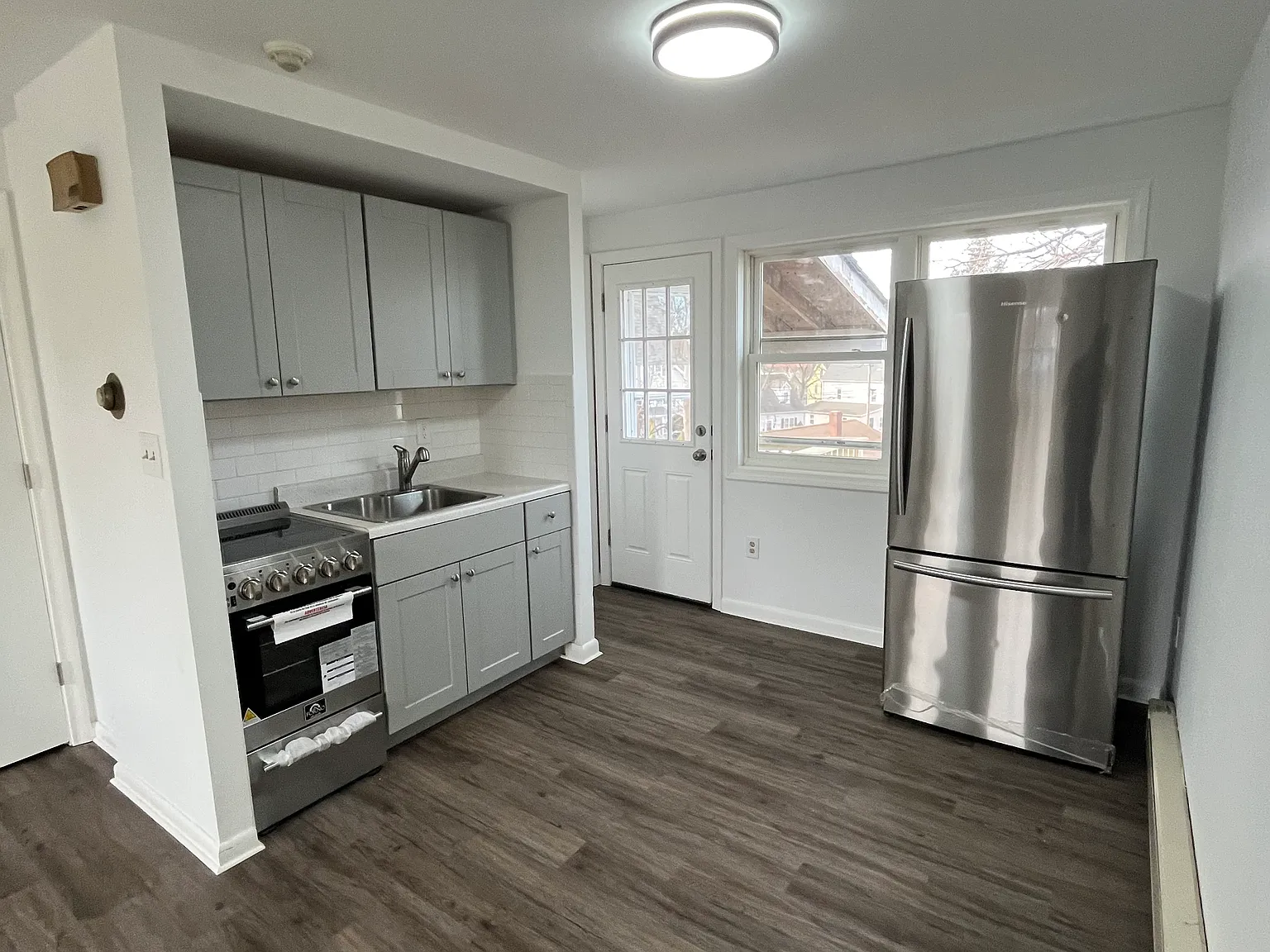 Studio, 350 sqft, $1,200 — Photo 2