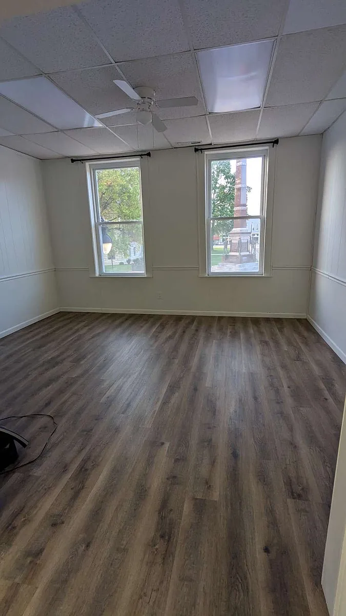 Building Photo - 105 W Broadway St #1/2