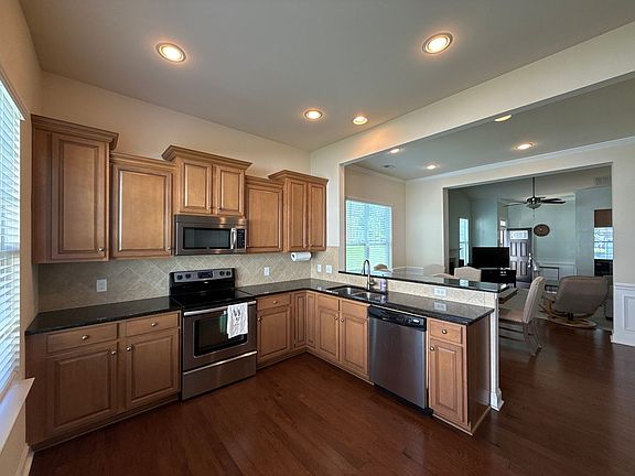 4th image of 525 Park View Dr