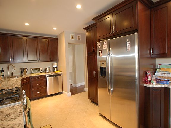 5th image of 621 S 12th St