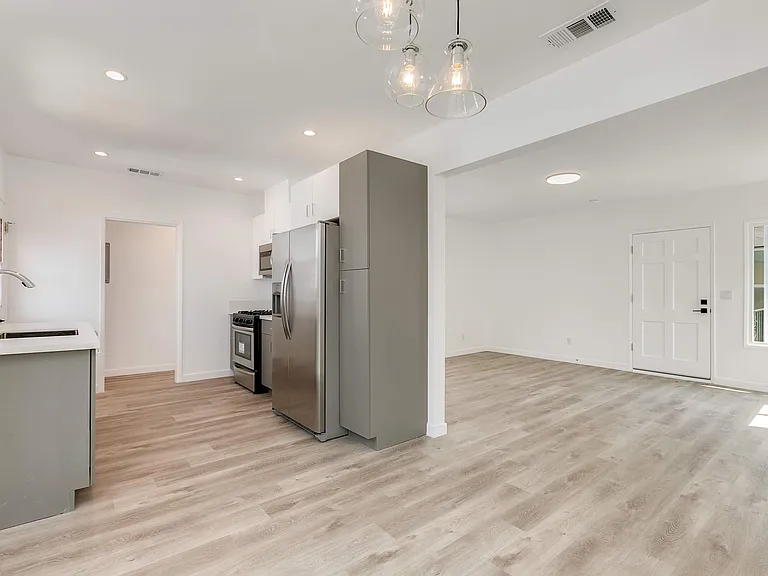 2075 Pine Ave #2075 — Photo 4