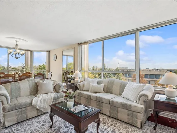 880 Dundas St W #503, Mississauga, ON L5C 4H3