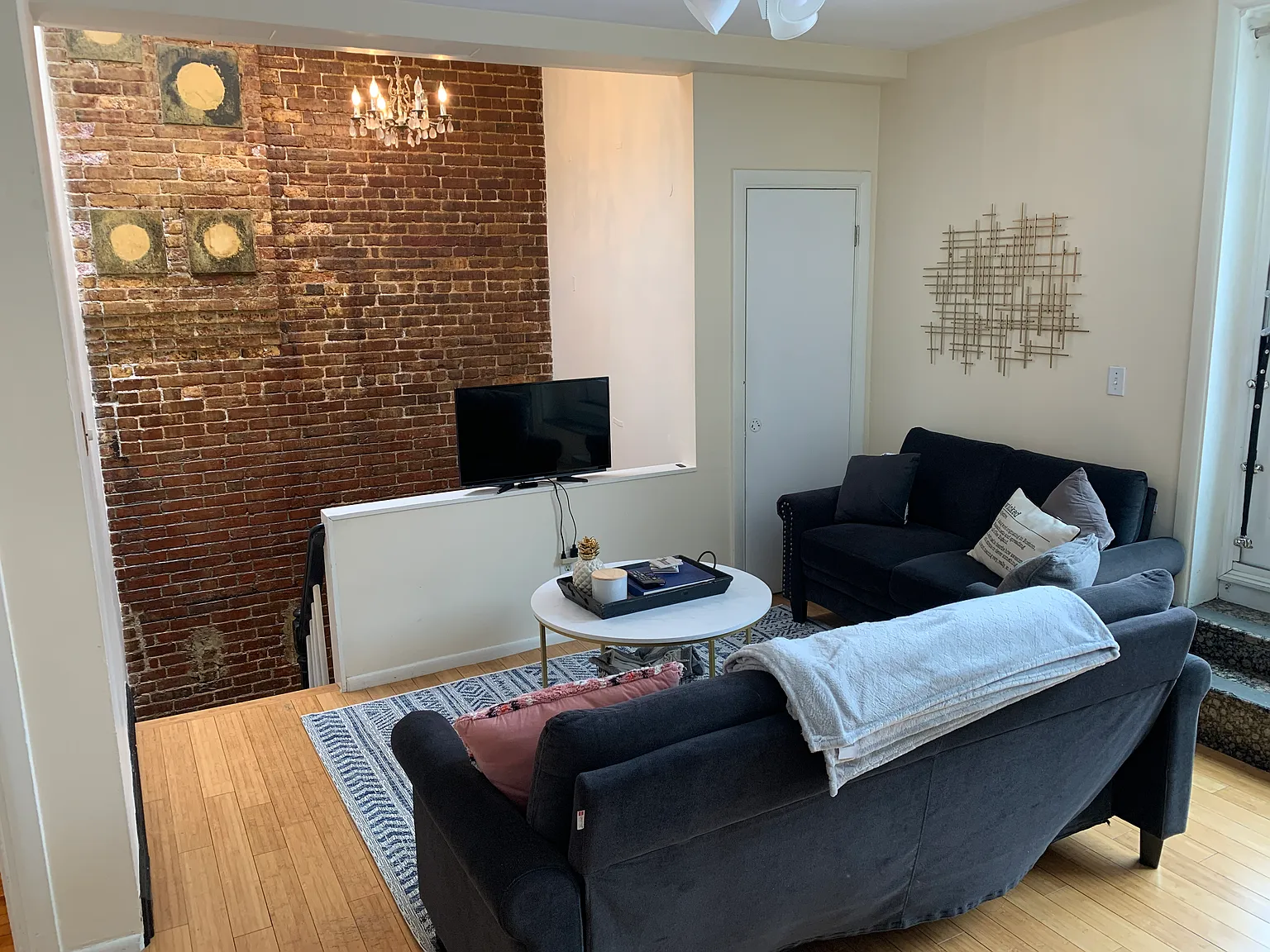 2 bed, 700 sqft, $4,200 — Photo 3