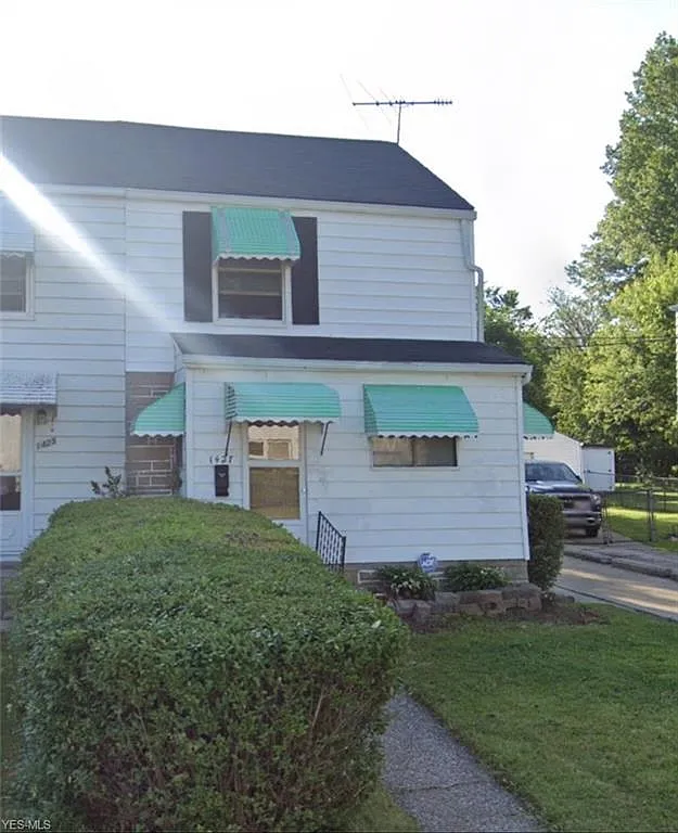 1427 E 252nd St photo 1