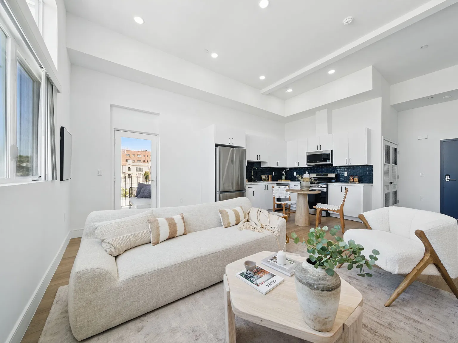 212 N Mariposa Ave — Photo 3
