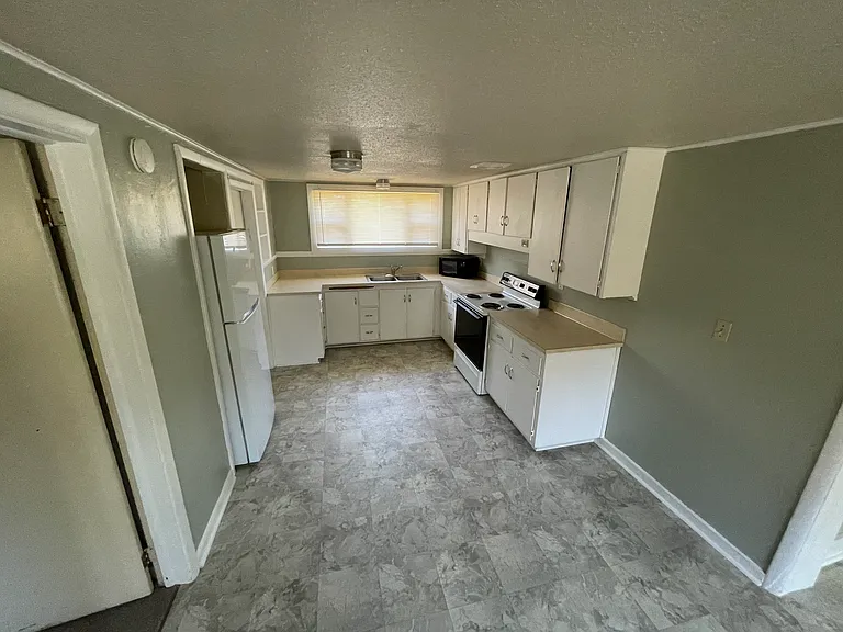 2709 E 16th Ave — Photo 3