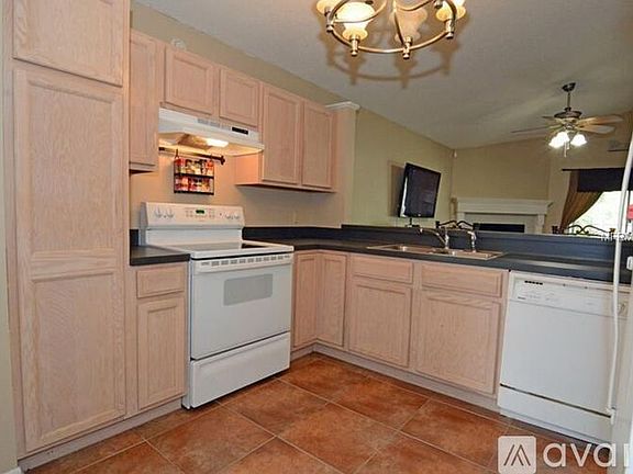 4th image of 1074 McKinnon Ave
