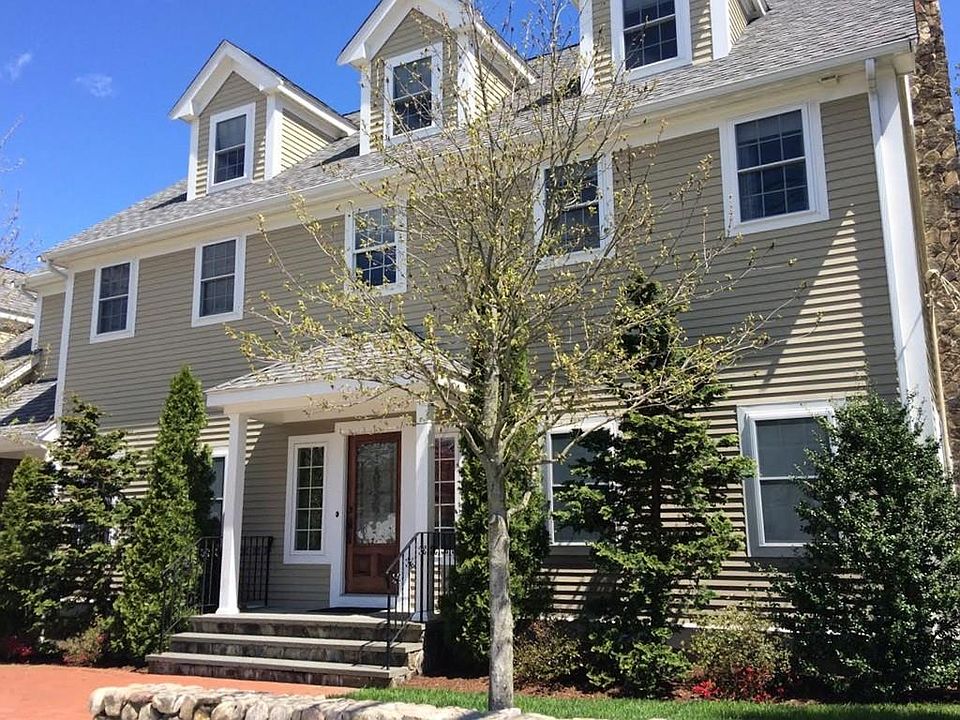 2nd image of 499 Forest St