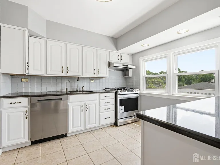 264 E George Pl — Photo 6