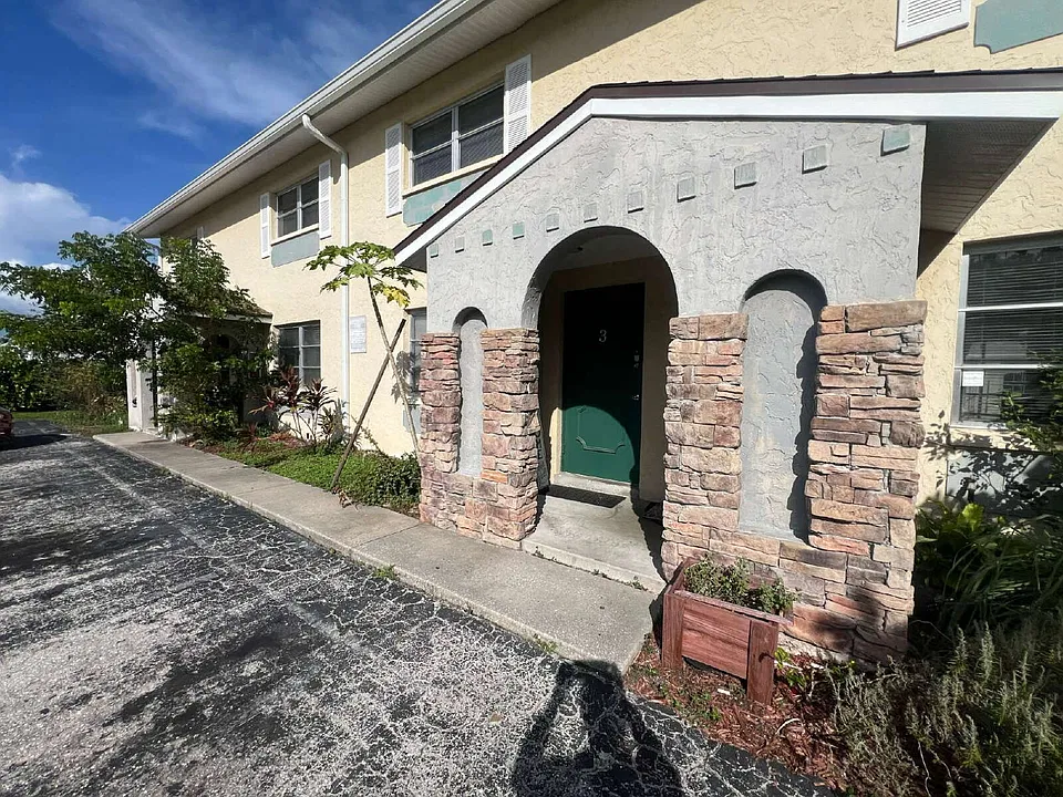 6635 Warwick Cir #4