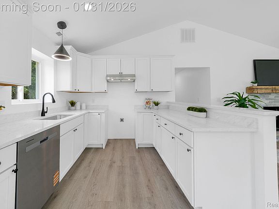 4th image of 2694 Vendome Ave