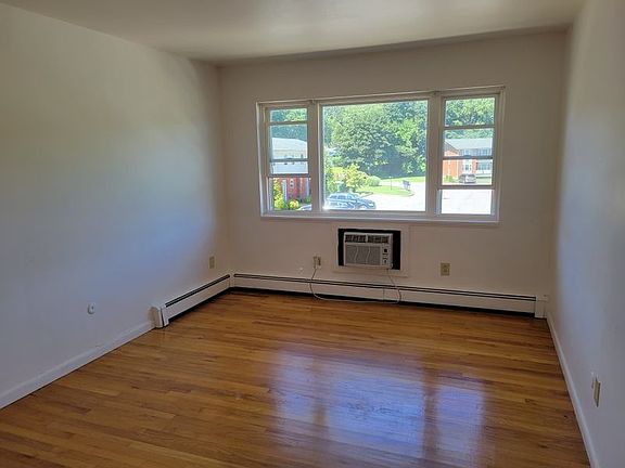 3rd image of 32 Orchard Hill Cir