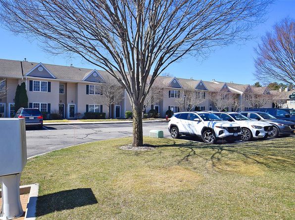 822 Portofino Pl, Melville, NY 11747