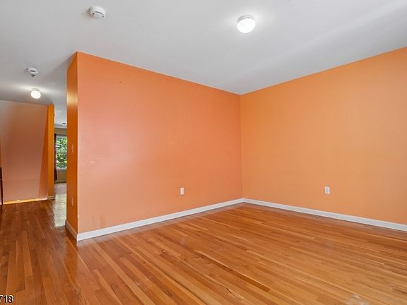 3rd image of 7 44th St