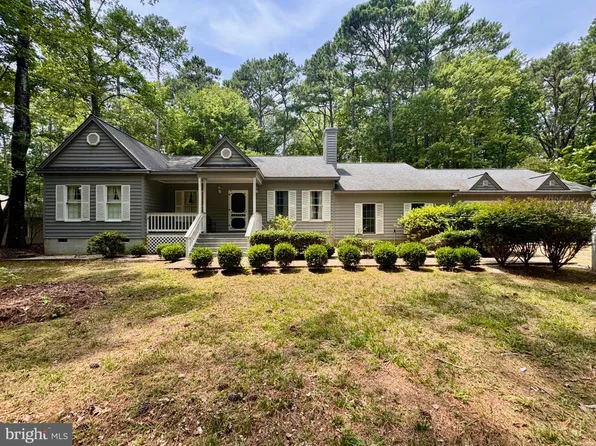 27 Sandy Bottom Dr, Deltaville, VA 23043