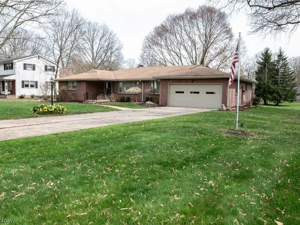 2004 Burning Tree Ln, Youngstown, OH 44505