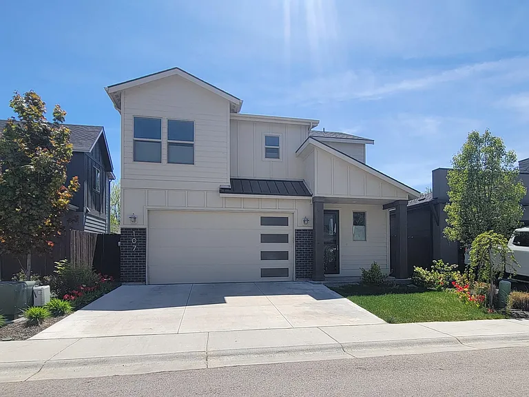 107 E Demming Ln — Photo 1