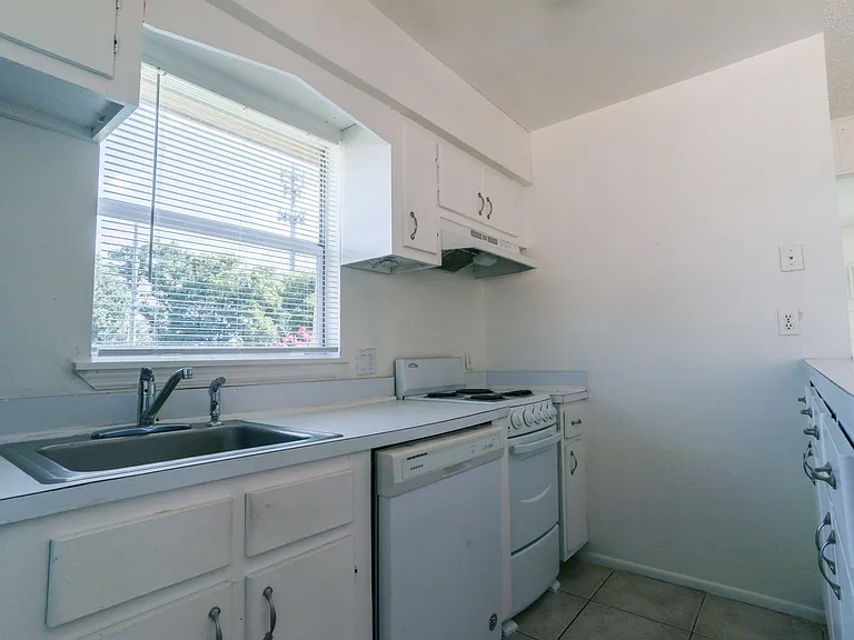 Hamilton House Apartments — Photo 24