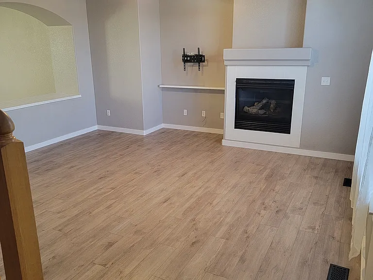 911 Foxtail Ct — Photo 2