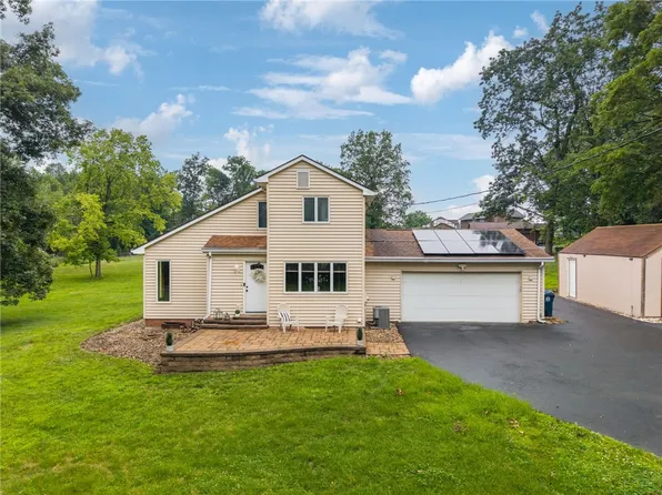 110 Four Seasons Ln, Irwin, PA 15642