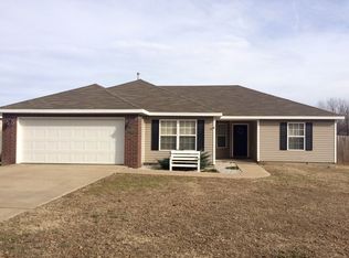 708 S Smith Ave, Gentry, AR 72734