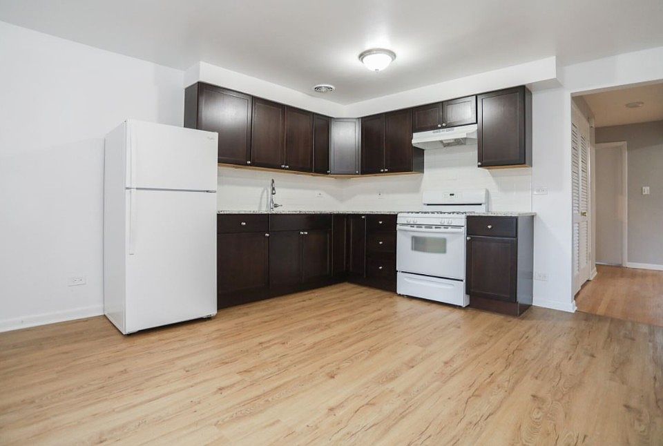 1st image of 2525 W Montrose Ave #3B