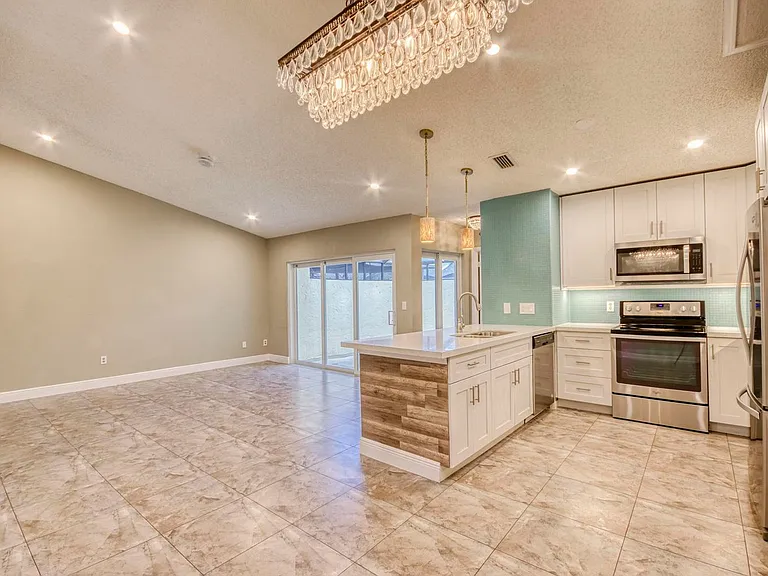9109 SW 21st St E — Photo 4