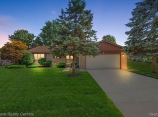 1100 Trevino Dr, Troy, MI 48085
