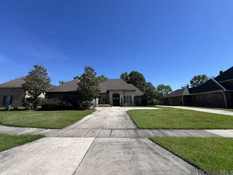 2913 Country Lake Dr — Photo 2
