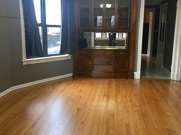 3rd image of 5204 N Clark St