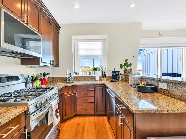 578 E Broadway #3 — Photo 9