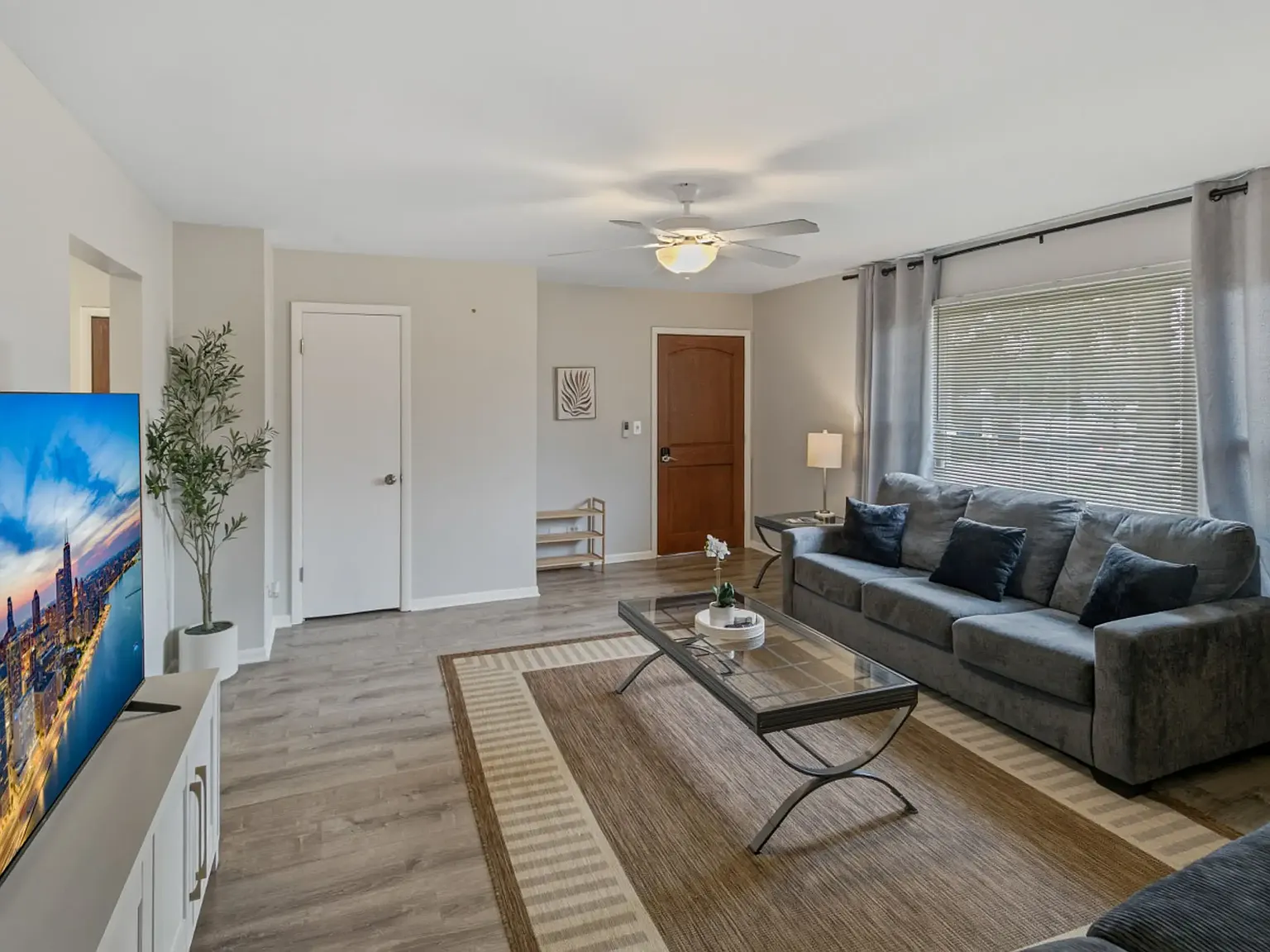 2 bed, 920 sqft, $2,800 — Photo 3