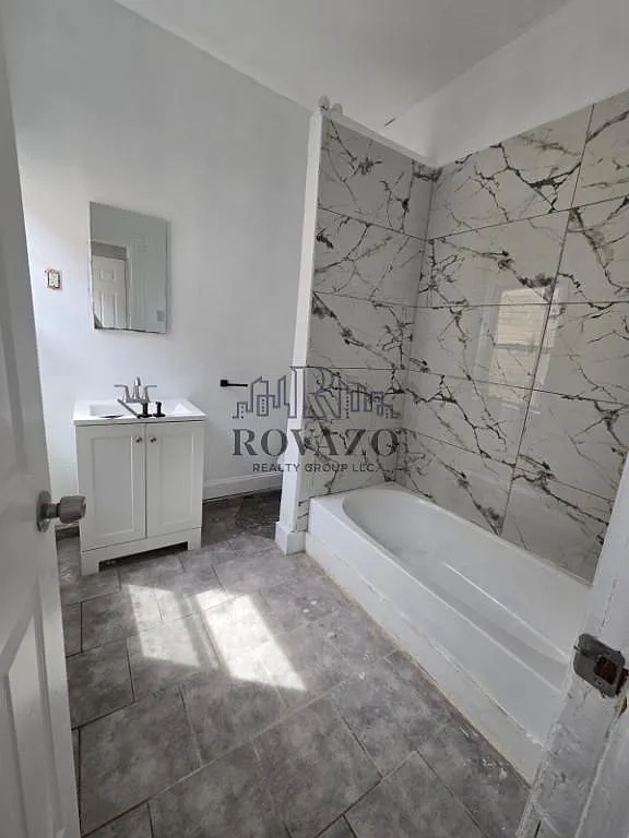 3 bed, 1.5 bath, 1000 sqft, $2,100 — Photo 2