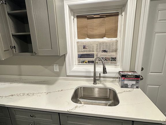 4th image of 4026 Hylan Blvd #1