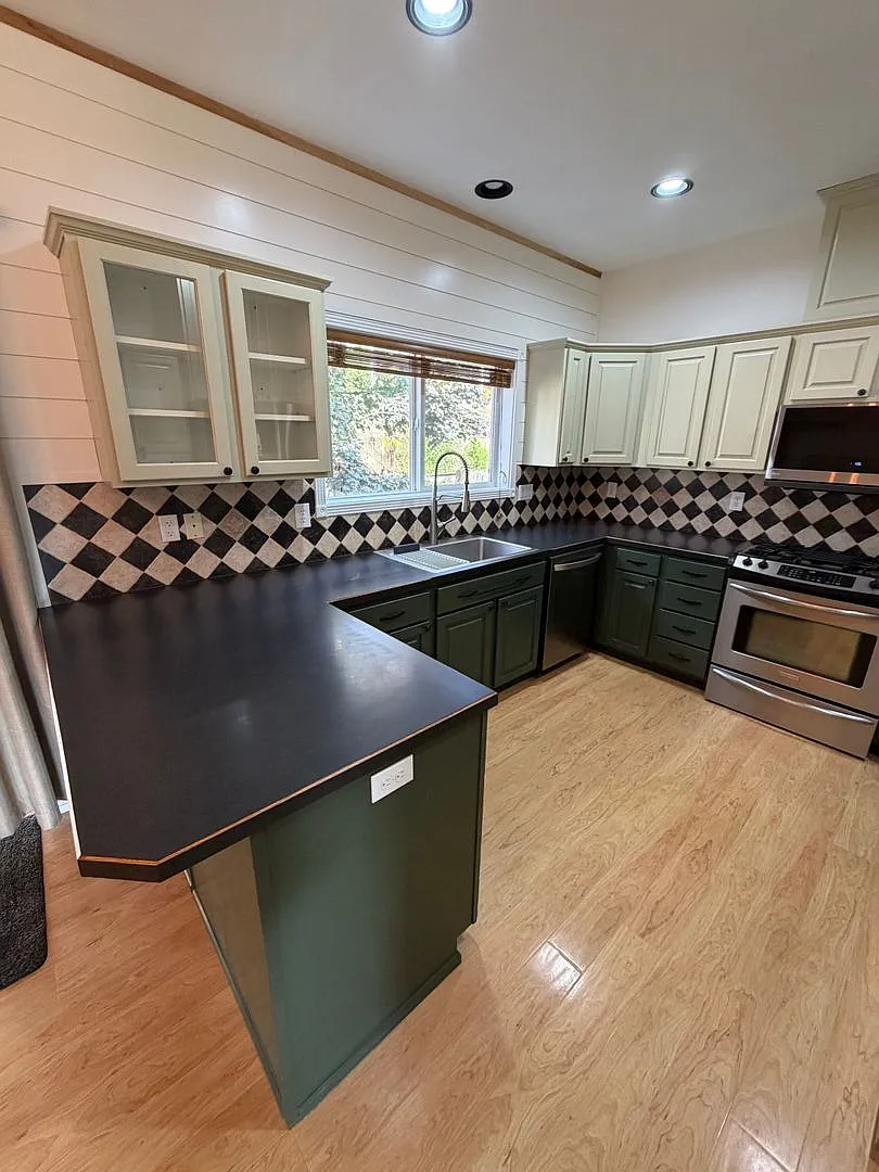 Big, Bold, & Bountiful Keizer Home! — Photo 4