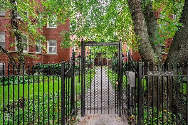 2 bed, 900 sqft, $2,450 — Photo 2